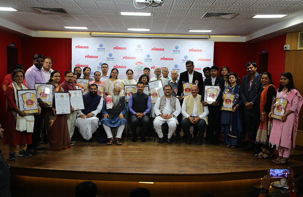 101) In commemoration of the birth centenary year of Jawaharlal Darda, Maha NGO Federation and Lokmat jointly organized Atulaya Seva Samman 2023 (1)